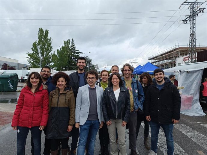 Begoña Alfaro y Txema Mauleón, junto con otros candidatos de Contigo Navarra, en el polígono de Landaben.