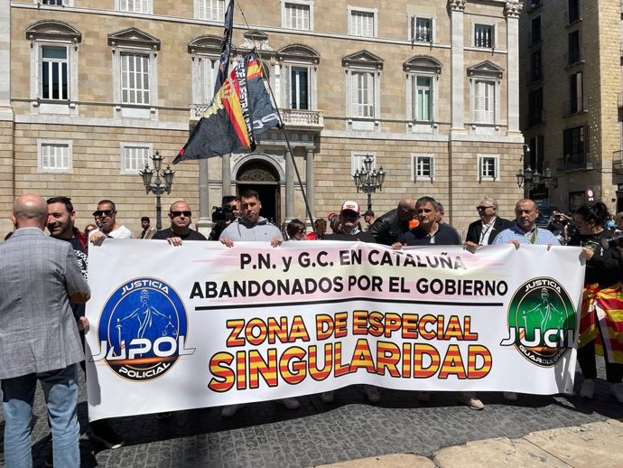 Concentrados en la plaza Sant Jaume de Barcelona contra el "abandono" del Gobierno a la Policía y la Guardia Civil.
