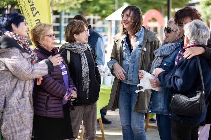 La candidata a la Alcaldía de Zaragoza, Lola Ranera, con vecinos en el barrio de la Jota