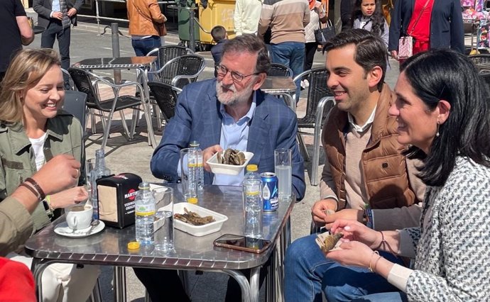 El expresidente del Gobierno, Mariano Rajoy, prueba las 'troitas' de la Festa da Troita de Oroso (A Coruña).