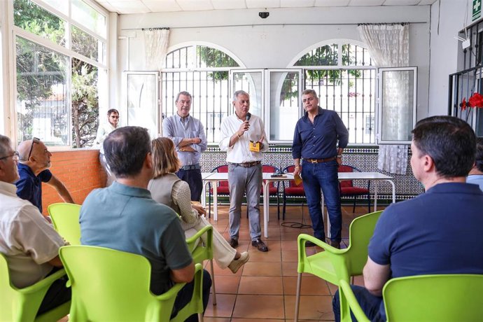 El candidato del PP a la Alcaldía de Sevilla, José Luis Sanz, con vecinos de Sevilla Este