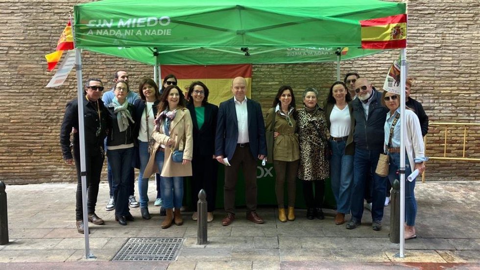 Santiago  Morón, número uno de VOX a las Cortes por Zaragoza participa en una mesa informativa