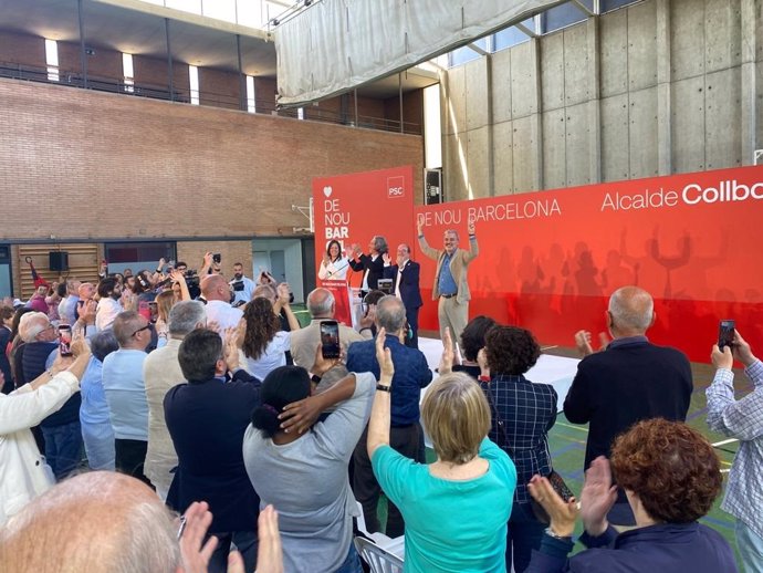 Sara Belbeida, Xavier Marcé, Miquel Iceta y Jaume Collboni, en un acto del PSC en el polideportivo de Can Dragó de Nou Barris.