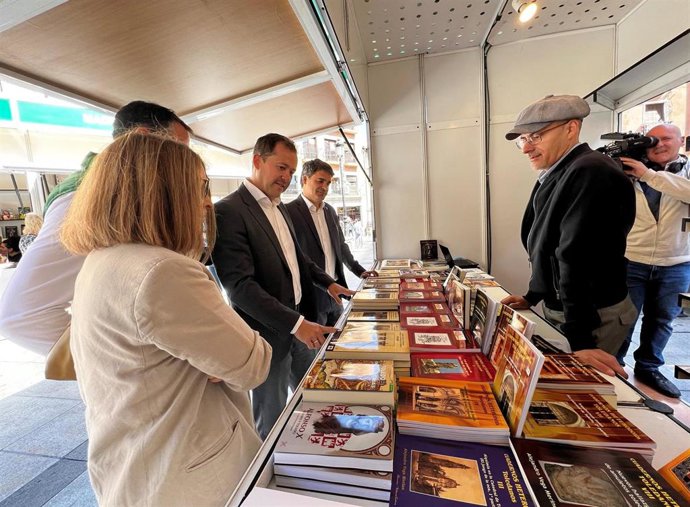 El candidato a la Alcaldía de Toledo y presidente provincial del Partido Popular, Carlos Velázquez,visita la Feria del Libro.