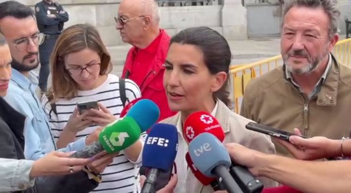 Rocío Monasterio atiende a los medios de comunicación durante la manifestación de SOS Rural en defensa de la caza y la agricultura.