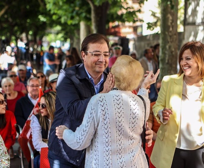 Fernández Vara saluda a los presentes en el acto de campaña socialista en Hervás.