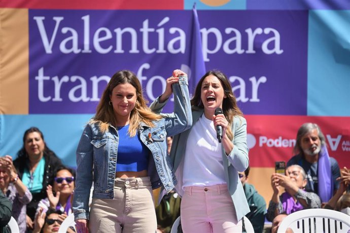 La ministra de Igualdad, Irene Montero (d) interviene junto a la candidata de Podemos a la Presidencia de la Comunidad de Madrid, Alejandra Jacinto (i) durante el acto de campaña 'Valentía y Orgullo para transformar Madrid', en la Plaza Pedro Zerolo, a 