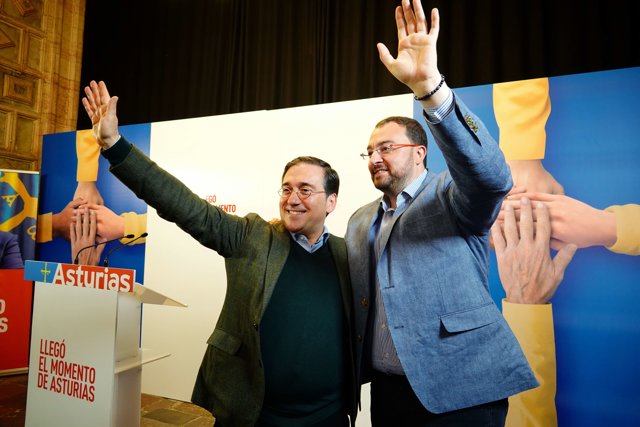 El secretario general de la FSA-PSOE, presidente del Principado y candidato a la reelección, Adrián Barbón, junto al ministro de Asuntos Exteriores, Unión Europea y Cooperación, José Manuel Albares