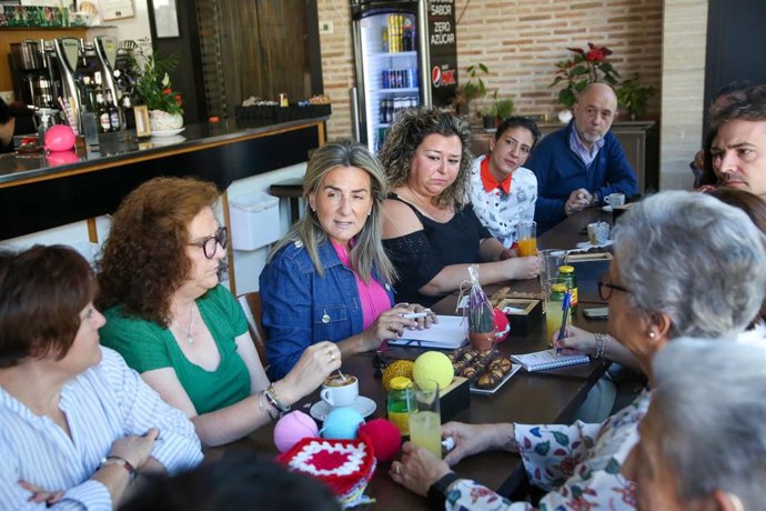 La alcaldesa y candidata a la reelección, Milagros Tolón, se reune con representantes de los colectivos vecinales y ciudadanos del barrio de Azucaica.