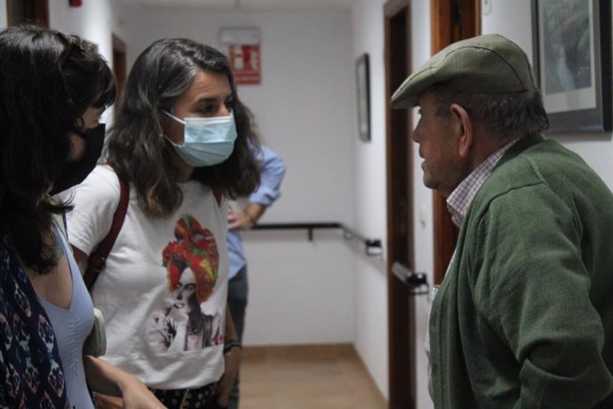 Irene de Miguel habla con uno de los residentes en los pisos tutelados de Brozas.