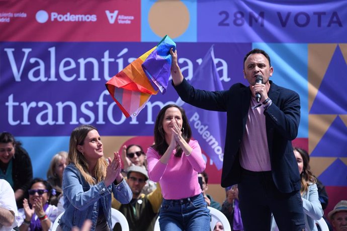 El candidato de Podemos a la Alcaldía de Madrid, Roberto Sotomayor, interviene durante el acto de campaña 'Valentía y Orgullo para transformar Madrid', en la Plaza Pedro Zerolo, a 13 de mayo, en Madrid (España). 