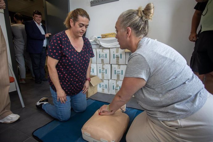 El Mercado del Carmen se convierte en un espacio cardioprotegido con la instalación de un desfibrilador