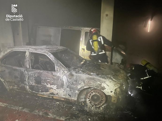 Un incendio calcina una furgoneta y un turismo, y causa daños en un garaje en la Vall dUixó
