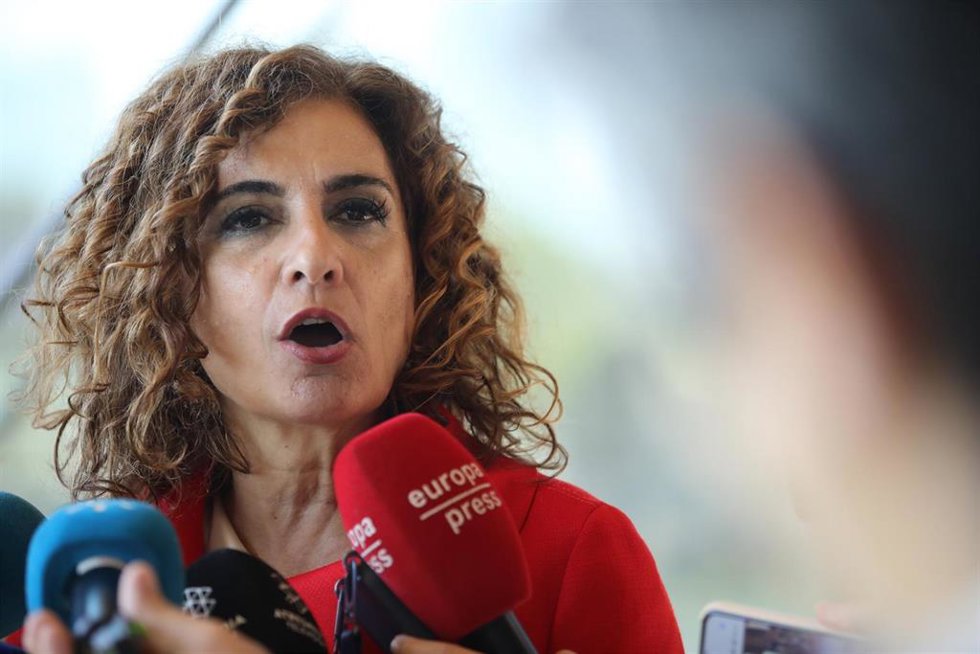La ministra de Hacienda y Función Pública, María Jesús Montero, atiende a los medios de comunicación tras el encuentro de Europa Press. A 5 de mayo de 2023 en Sevilla (Andalucía, España). El alcalde de Sevilla, Antonio Muñoz, participa en un encuentro i