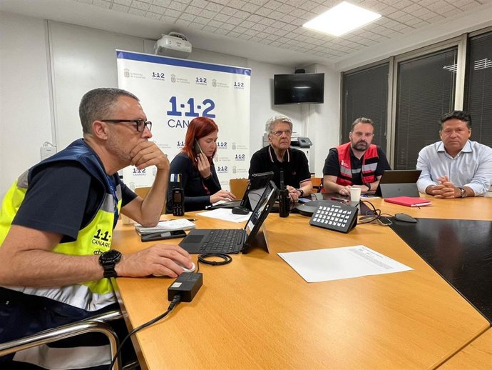 El consejero de Administraciones Públicas, Justicia y Seguridad del Gobierno de Canarias, Julio Pérez, sigue la evolución del conato de incendio de La Palma desde el Centro Coordinador de Emergencias y Seguridad (Cecoes) 1-1-2