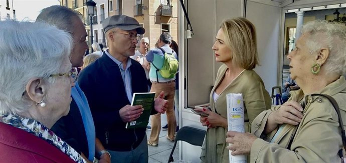 La candidata de Vox a la Alcaldía de Toledo, Inés Cañizares, en la Feria del Libro de Toledo.
