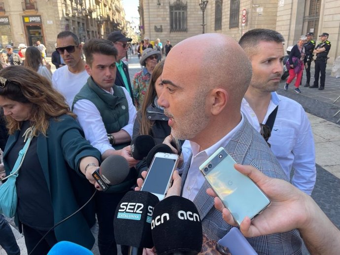 El candidat del PP a l'Alcaldia de Barcelona, Daniel Sirera, en unes declaracions als periodistes
