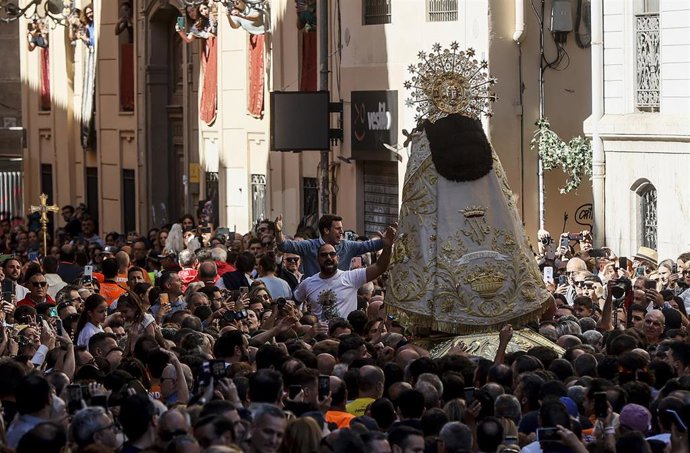 Varias personas asisten al traslado de la Mare de Déu dels Desemparats desde la Basílica hasta la catedral