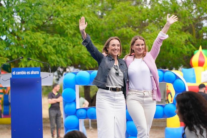 La secretaria general del PP y portavoz de los 'populares' en el Congreso, Cuca Gamarra, con la presidenta del PP balear y candidata a la pesidencia del Govern, Marga Prohens, en en el día de la familia en Baleares