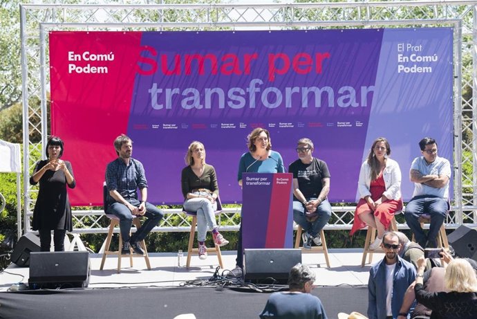 Ada Colau en un acto de campaña en el Prat de Llobregat (Barcelona) junto a Jessica Albiach, Lluís Mijoler, Gerardo Pisarello, Ernest Urtasun y Candela López.
