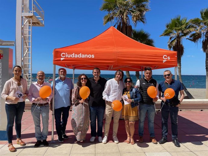 Rafa Burgos, candidato de CS a la Alcaldía de Almería, en una carpa informativa