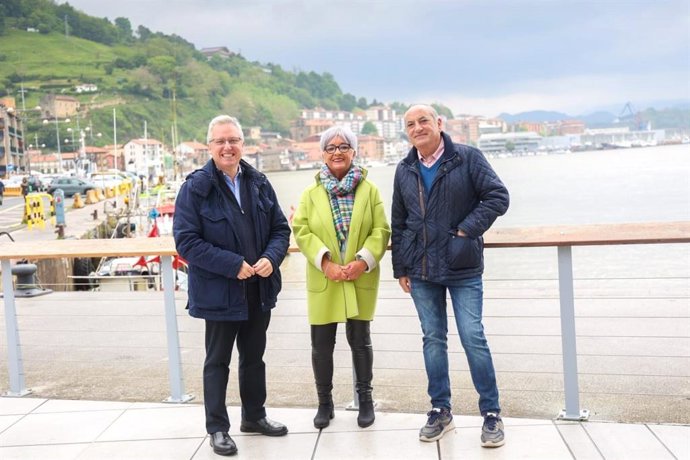 Los candidatos socialistas José Ignacio Asensio e Izaskun Gómez, y el consejero de Transportes, Iñaki Arriola, en Pasaia