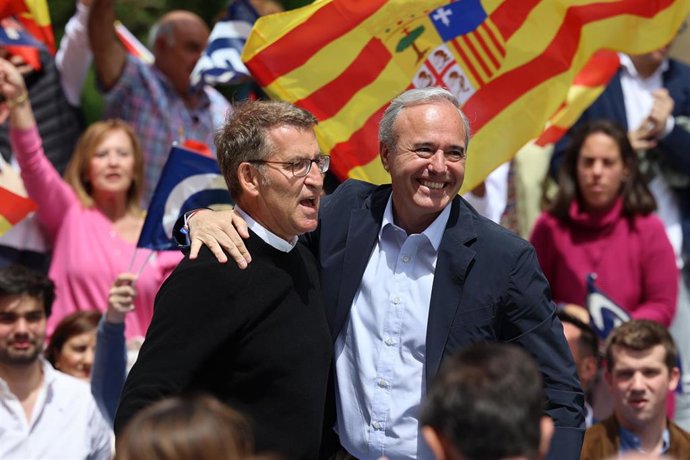 El presidente del Partido Popular, Alberto Núñez Feijóo (i), y el alcalde de Zaragoza, Jorge Azcón (d), participan en un mitin de campaña electoral, en calle Moret.