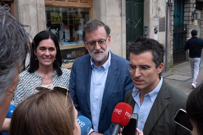 Rajoy visita Santiago de Compostela en campaña con el candidato popular, Borja Verea, y la número dos del partido, Paula Prado.