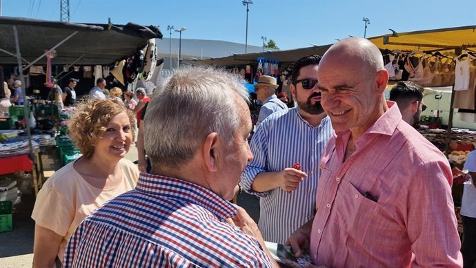 El alcalde de Sevilla y candidato socialista a la reeleción, Antonio Muñoz, en el mercadillo de Cortijo de las Casillas en Pino Montano