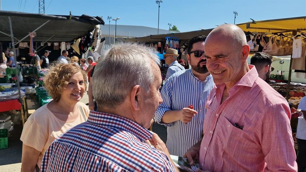 El alcalde de Sevilla y candidato socialista a la reeleción, Antonio Muñoz, en el mercadillo de Cortijo de las Casillas en Pino Montano