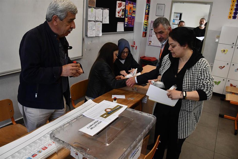 Ciudadanos turcos votan en las elecciones presidenciales de Turquía