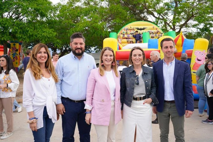 La presidenta del PP balear y candidata a la presidencia del Govern, Marga Prohens, con la secretaria general nacional del Partido, Cuca Gamarra, y el candidato a la alcaldía de Marratxí, Jaume Llompart, entre otros, en la Diada de la Familia.