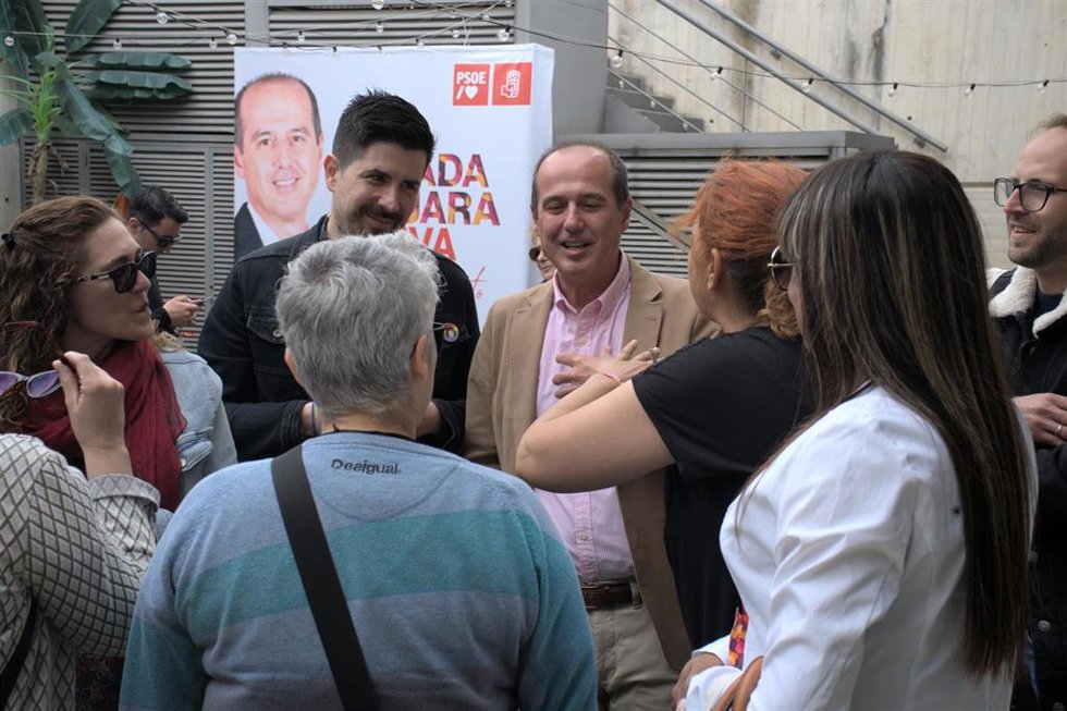 El alcalde de Guadalajara, Alberto Rojo,en el encuentro con miembros de la comunidad LGTBI de la ciudad.