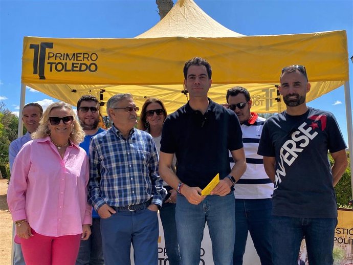 El candidato a la Alcaldía, Julio Comendador, presenta en el Parque del Crucero al equipo de Deporte de su candidatura.