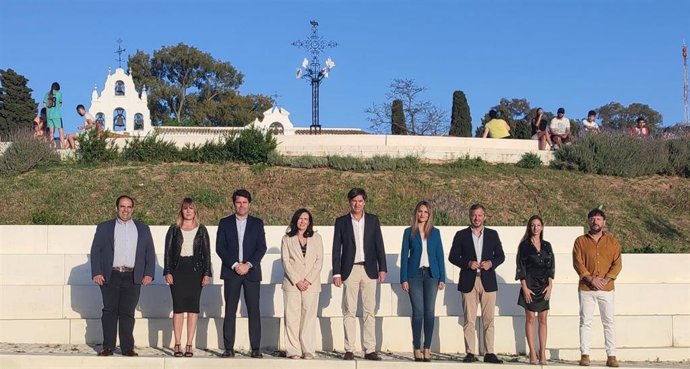 El candidato de Vox a la Alcaldía de Huelva, Wenceslao Font, con el Colegio Oficial de Trabajo Social