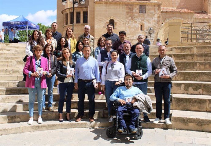 El candidato del PP al Ayuntamiento de Albacete, Manuel Serrano, en la mesa informativa instalada en la Plaza de la Virgen de Los Llanos.Junto