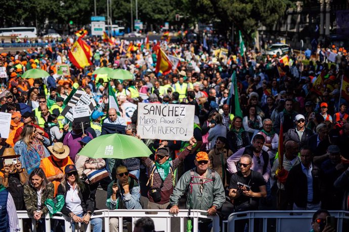 Numerosas personas se manifiestan por la defensa del territorio rural y el sector primario, a 14 de mayo de 2023, en Madrid, (España). La plataforma SOS Rural ha convocado esta marcha a la que unas 300 organizaciones rurales de toda España han mostrado 