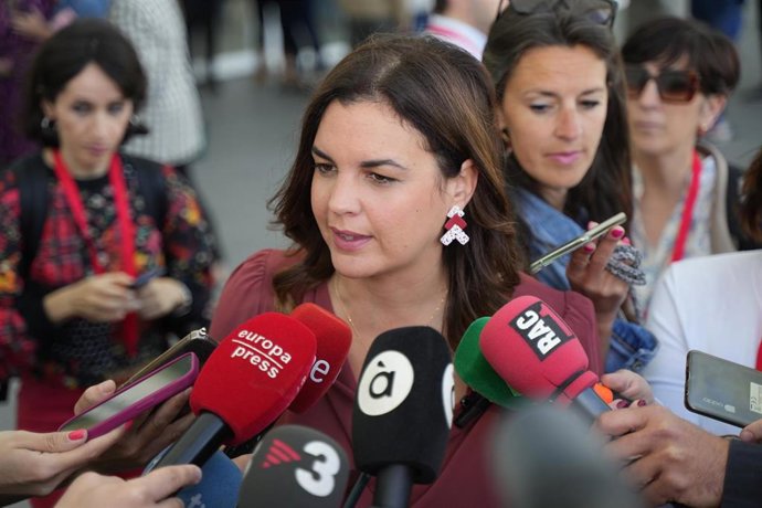 La candidata del PSPV al Ayuntamiento de Valencia y actual vicealcaldesa, Sandra Gómez, atiende a los medios a su llegada a la celebración de la Conferencia Municipal del Partido Socialista en imagen de archivo