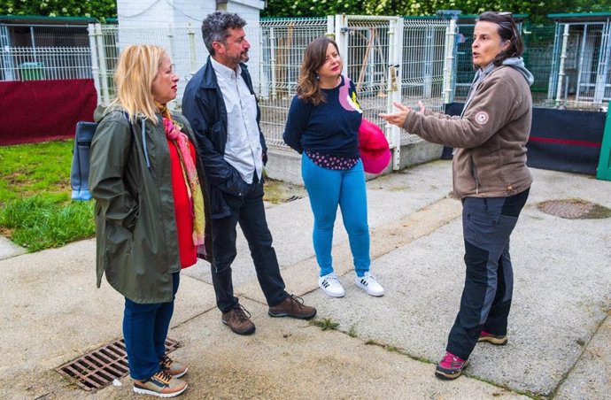 La candidata de Podemos viista el Albergue de animales de Oviedo.