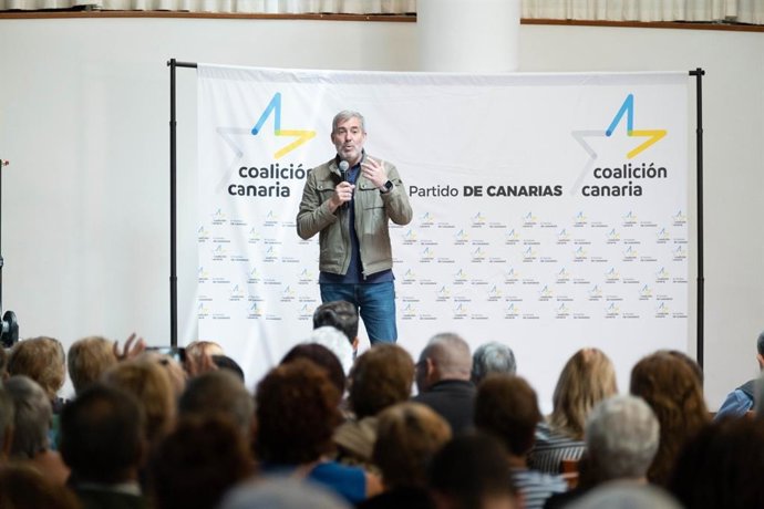 El candidato de Coalición Canaria a la Presidencia del Gobierno, Fernando Clavijo, interviene en un acto con personas mayores donde ha anunciado la creación de la Dirección General de Personas Mayores, Participación y Soledad no deseada