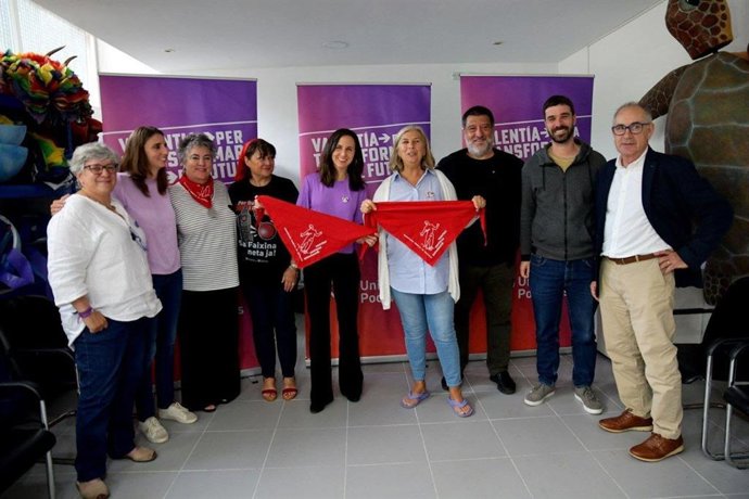 La secretaria general de Podemos y Ministra de Derechos Sociales y Agenda 2030, Ione Belarra, con las representantes de Memoria de Mallorca