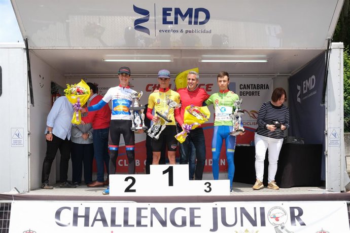 El vicepresidente y consejero de Universidades, Igualdad, Cultura y Deporte, Pablo Zuloaga, en la cuarta etapa del II Trofeo Challenge Junior 2023