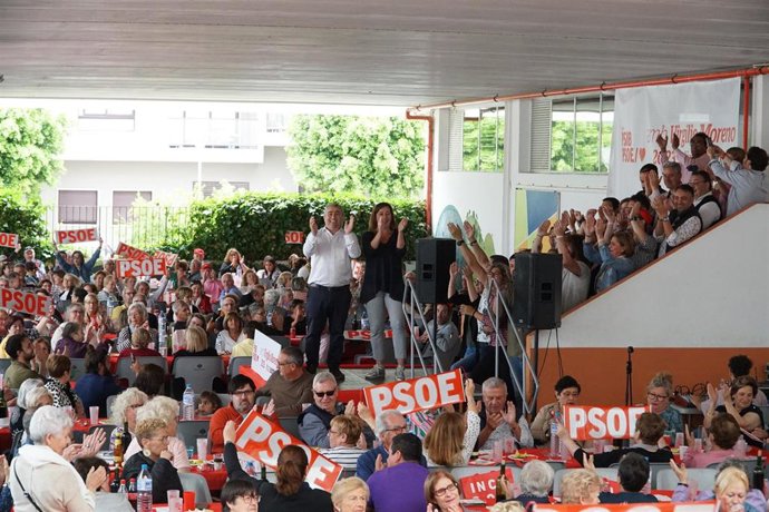 La secretaria general del PSIB, presidenta del Govern y candidata a la reelección, Francina Armengol, en la Fiesta de la Rosa de Inca, con el alcalde de la ciudad y candidato socialista a la reelección, Virgilio Moreno.