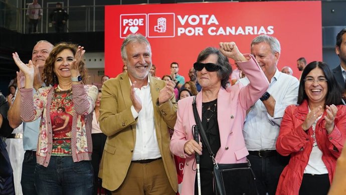 La ministra de Hacienda, María Jesús Montero; el secretario general del PSOE Canarias y candidato a la reelección, Ángel Víctor Torres; el candidato al Parlamento, Sebastián Franquis, y la candidata a la Alcaldía, Carolina Darias