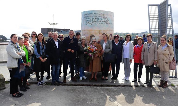 Inauguración del monumento en homenaje a las rederas en San Vicente de la Barquera