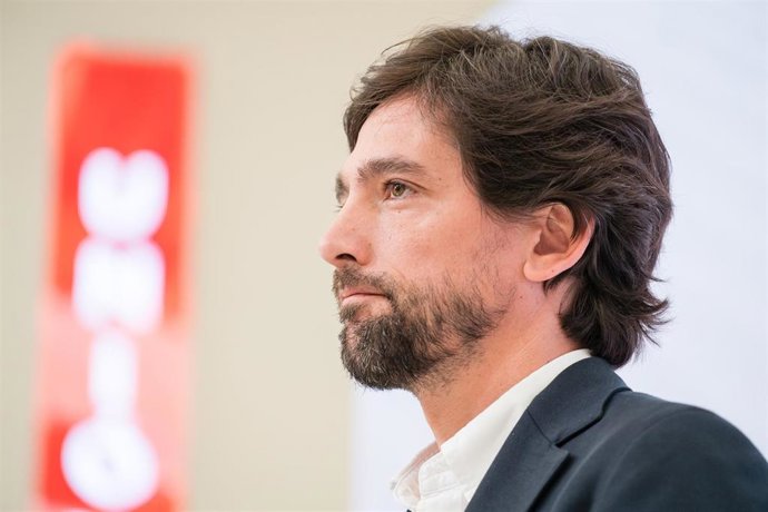 El secretario general del partido, Adrián Vázquez, durante una rueda de prensa tras la reunión del Comité Permanente, en la sede nacional del partido.