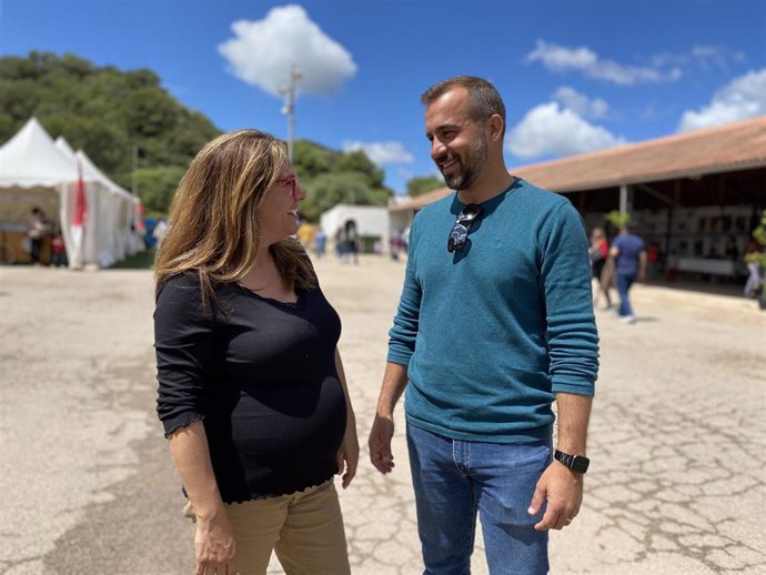 La presidenta del Consell de Menorca y candidata socialista a la reelección, Susana Mora, y el candidato a la alcaldía de Es Mercadal y Fornells, Jesús Gomila