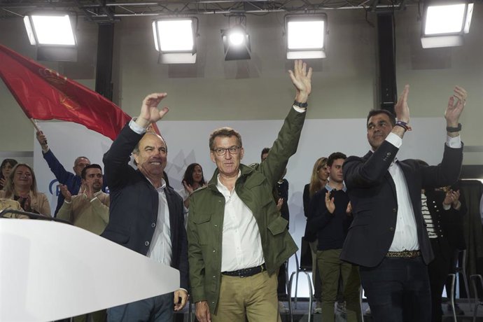 El presidente del Partido Popular, Alberto Núñez Feijóo (c), en un acto electoral en Pamplona con el candidato a la Alcaldía de Pamplona, Carlos García Adanero (i),  y el candidato a la Presidencia del Gobierno foral, Javier García.