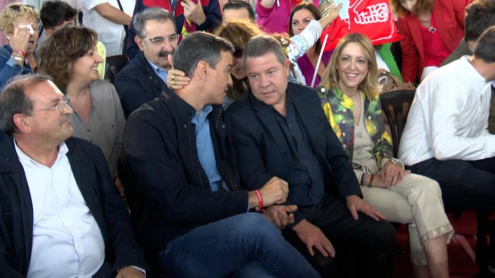 Tibio encuentro entre Page y Sánchez durante el acto de Puertollano