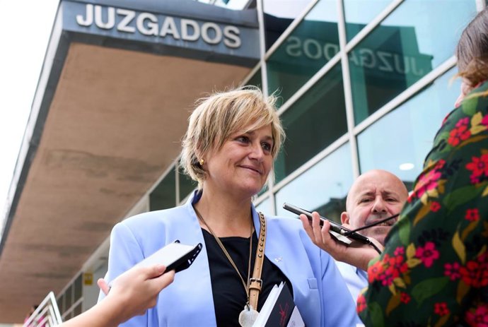 Archivo - La alcaldesa de Camargo, Esther Bolado, habla con los medios tras declarar en el Juzgado de Instrucción número 4 de Santander por este caso.